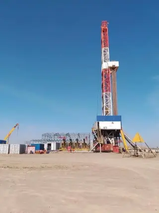 Буровая установка и система верхнего привода