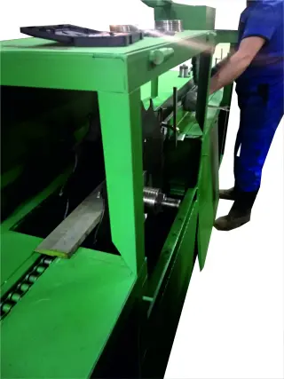 Станок брусующий(бревнопильный)делает лафет а потом перерабатывает горбыль на обрезные доски подача бревна цепная СБГП-700 два в одном