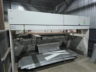 LVD MVS 31/6 ножницы гильотинные гидравлические с ЧПУ 6х3100 мм