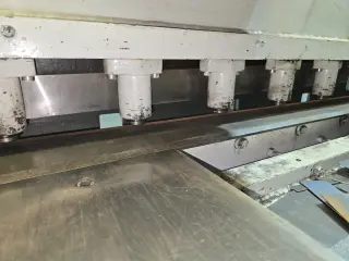 LVD MVS 31/6 ножницы гильотинные гидравлические с ЧПУ 6х3100 мм