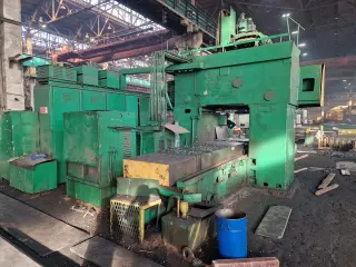 Фрезерно-расточной станок с УЦИ 6м610Ф1