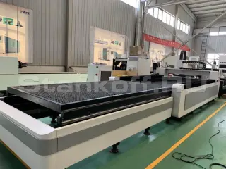Оптоволоконный лазерный станок со сменным столом для резки металла LF3015GC/3000 Raycus