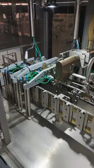 Автомат розлива и упаковки жидких продуктов в картонную упаковку типа PURE PAK «АЛЬТЕР- 04А 1500» с аппликатором крышки