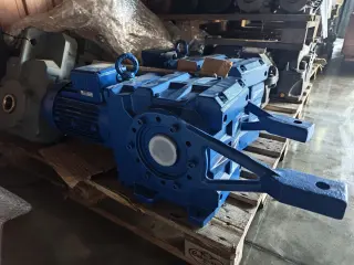 Мотор-редуктор Bauer BK60‑54HL/DSE11MA4/SP: мощность 4 кВт, 32 об/мин
