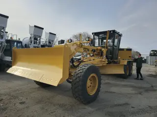 Грейдер SEM 922F AWD