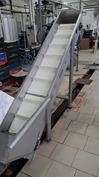 Транспортер подачи сырья наклонный