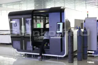 Оптоволоконный лазерный резак по металлу с кабиной LF3015GA/2000 IPG