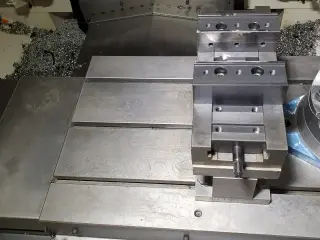 Вертикально-фрезерный обрабатывающий центр FANUC ROBODRILL Alpha-D21LiB5
