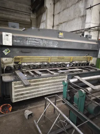 Продаём гидравлические гильотинные ножницы модели HSL3013 – 13Х3050, 2008 года выпуска