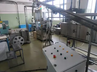 Машина для автоматического нанесения термоусадочных этикеток на конические стаканы