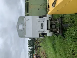 Вибропогружатель В402