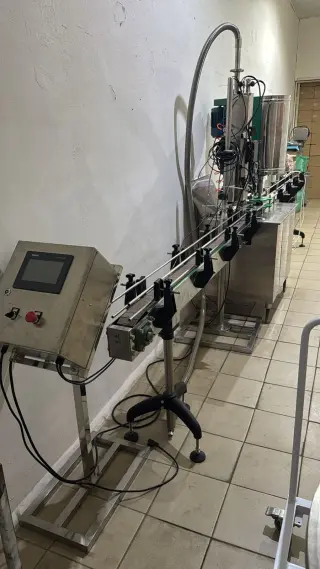 Полуавтомат для укупорки алюминиевых банок с дозатором азота