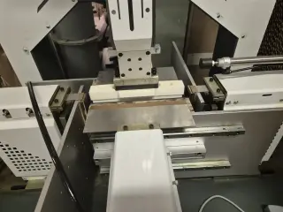 Полуавтоматическая машина для загибки клапанов на нестандартных коробках