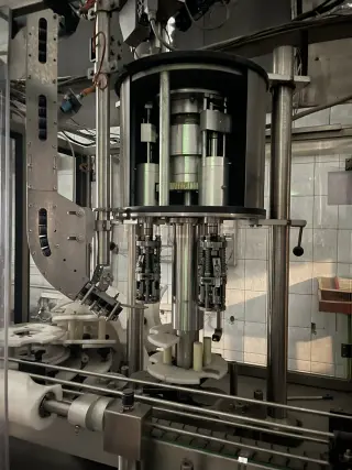 Линия розлива и этикетировки тихих вин: триблок AG ENGINEERING, укупорочный автомат KOHEM, этикетировочная машина МЕГАМАШ — всё в комплекте