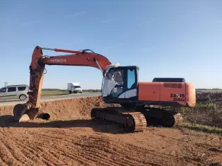 Экскаватор Hitachi ZX240-5G, заводской номер HCMDCE90J00030792, гос.рег. номер 6PT5833, год выпуска 2015. Модель двигателя 6BG1- 350422. Им