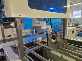 Крышкоделка-автомат DS650PK, 2024 г.в. - клеемазка с роботом Yamaha