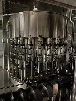 Линия розлива и этикетировки тихих вин: триблок AG ENGINEERING, укупорочный автомат KOHEM, этикетировочная машина МЕГАМАШ — всё в комплекте