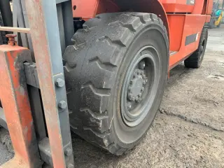 Вилочный погрузчик Nissan F04B40T-F29C. Номинальная грузоподъемность 4.5 тонны