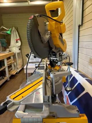 Торцовочная пила DEWALT DWS 780