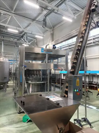 Комплектная линия розлива газ. и негаз. воды 6000 бут/час в ПЭТ 1,5л, 8000 бут/час 075л