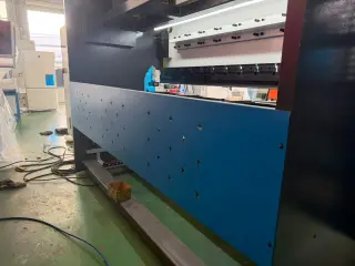 сервогидравлический гибочный станок с ЧПУ WE67K100T3200