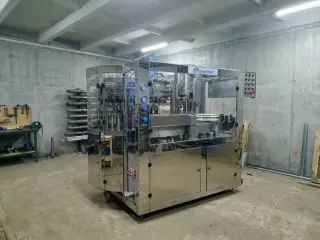 Моноблок розлива и укупоривания газированных напитков в стеклянные бутылки