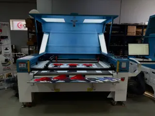 Конвейерный раскройный лазерный комплекс GBOS GH1812TT-AT-SCCD для рулонных материалов с определением контура цифровой печати