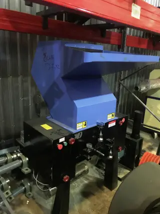 Дробилка измельчитель твердого пластика XFS 500