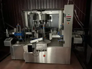 Линия розлива и этикетировки тихих вин: триблок AG ENGINEERING, укупорочный автомат KOHEM, этикетировочная машина МЕГАМАШ — всё в комплекте