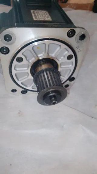 Серводвигатель Yaskawa SGMGH-09 (850 Вт)