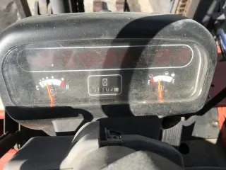 Вилочный погрузчик Nissan F04B40T-F29C. Номинальная грузоподъемность 4.5 тонны