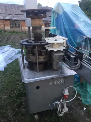 Закаточный автомат для винтовых бутылок