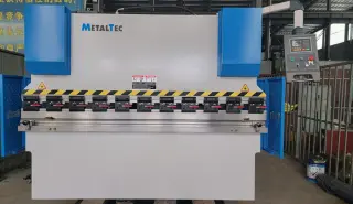 Листогибочный гидравлический пресс MetalTec HBM 40/2500 (Е22, инвертор заднего упора)