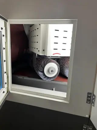 Шлифовальный станок по металлу с вакуумным подвижным столом и аспирацией