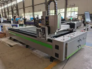 Оптоволоконный лазерный станок для резки металла LF-F3015EA