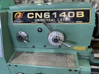 Токарный универсальный станок Pengjun CN6140B-1000