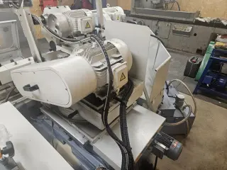 Универсальный шлифовальный станок BERNARDO URS 1000 N