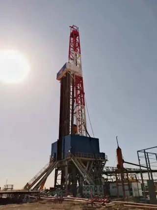 Буровая установка и система верхнего привода
