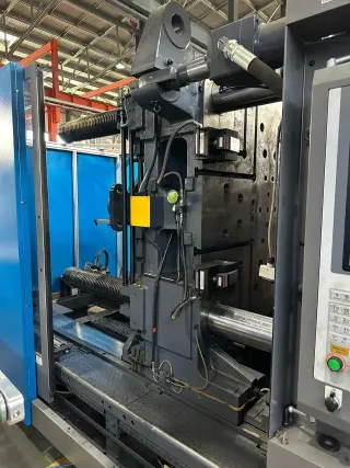 термопластавтомат WIZ 700 PLUS Южная Корея 2020г.в с Роботом HY Robotics EPIK-600S