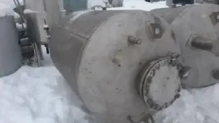 Емкости нержавеющие, объем — 2,6 куб.м., вертикальные, толстостенные