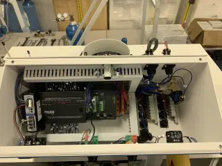 Автоматизированный шкаф газобаллонный (Linde, США) на 1 баллон 50 л для высококоррозийных газов вплоть до 20% фтора