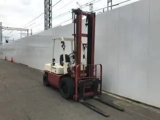 Вилочный погрузчик Nissan PGF02M3 с боковым смещением и мачтой 4.5 метра