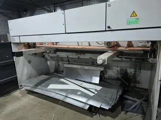 LVD MVS 31/6 ножницы гильотинные гидравлические с ЧПУ 6х3100 мм