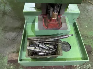Широкоуниверсальный фрезерный станок TOS FN32