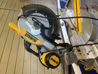 Торцовочная пила DEWALT DWS 780