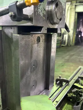 Широкоуниверсальный фрезерный станок TOS FN32