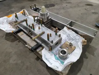 Экструзионная фильера для НПВХ профиля 49×29×6 мм с калибраторами