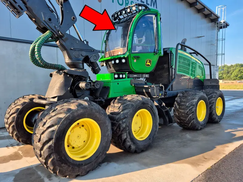 Стекло лобовое JOHN DEERE F685219 F701817 поликарбонат 12мм