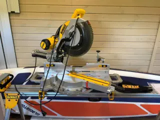 Торцовочная пила DEWALT DWS 780