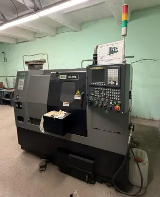 Токарный станок с ЧПУ DMC DL 6TM+автомат подачи прутка (барфидер) DH65LS 1.5 mm